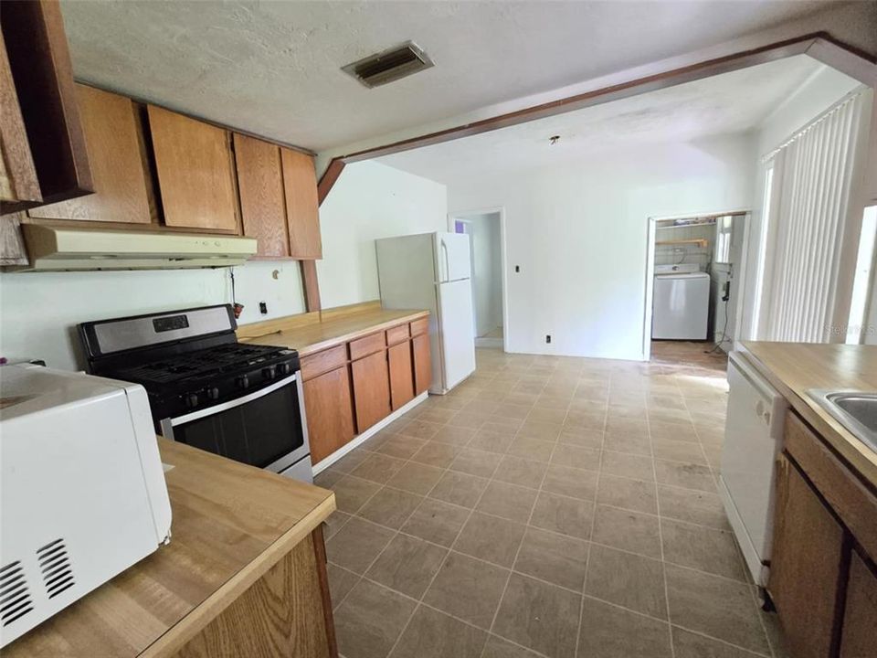 待售: $165,000 (3 贝兹, 1 浴室, 1464 平方英尺)