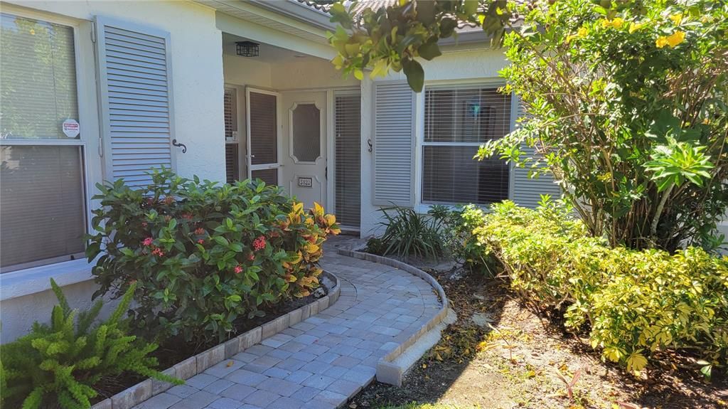 Active With Contract: $2,000 (2 beds, 2 baths, 1351 Square Feet)