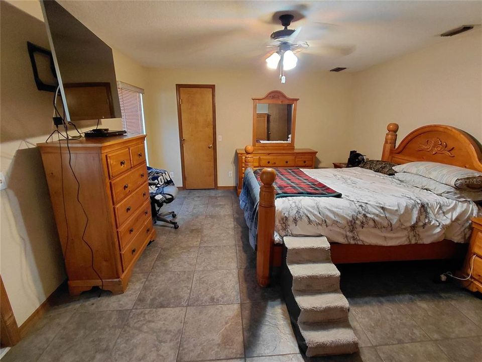 For Sale: $575,000 (3 beds, 2 baths, 1577 Square Feet)