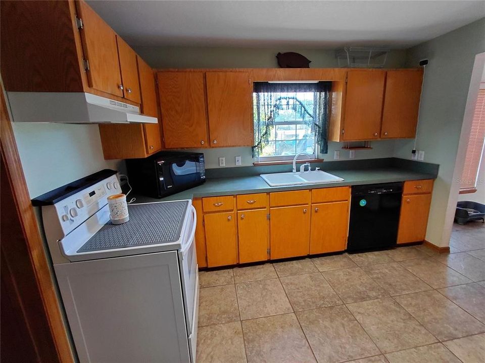 For Sale: $575,000 (3 beds, 2 baths, 1577 Square Feet)