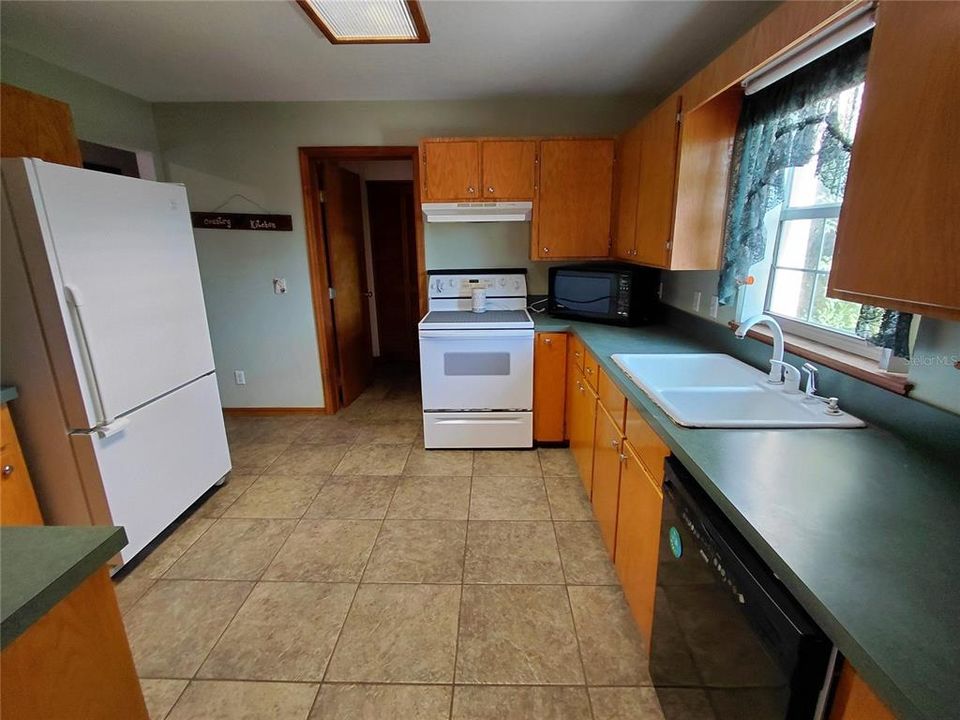 For Sale: $575,000 (3 beds, 2 baths, 1577 Square Feet)