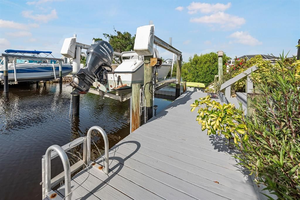 Active With Contract: $488,000 (3 beds, 2 baths, 1422 Square Feet)