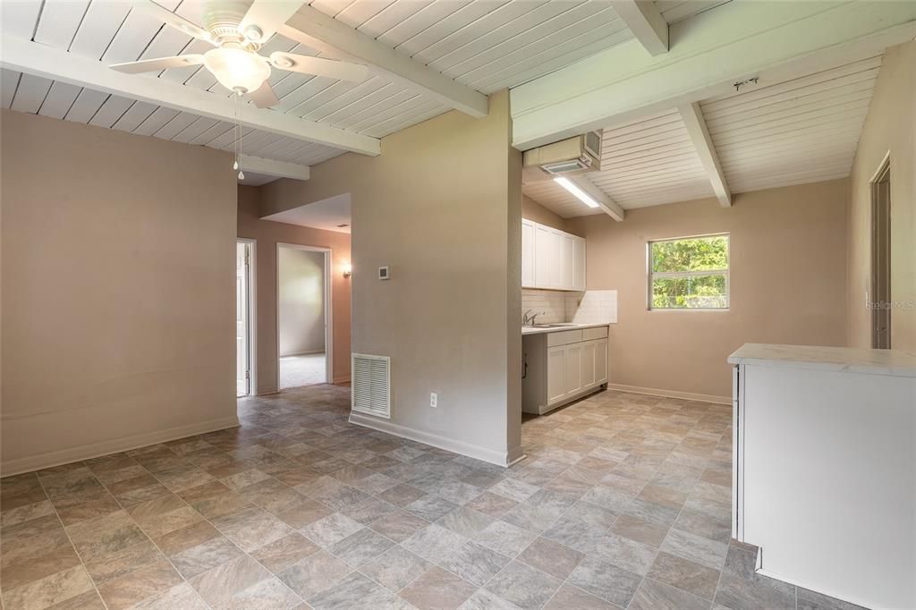 Activo con contrato: $164,900 (2 camas, 1 baños, 1134 Pies cuadrados)