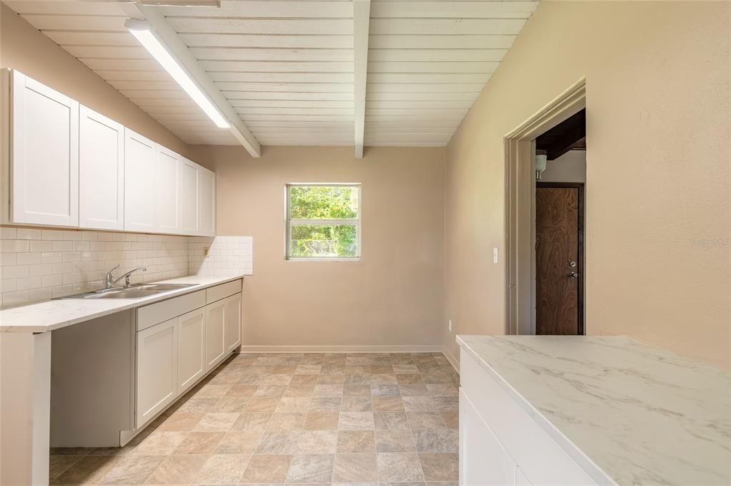 Activo con contrato: $164,900 (2 camas, 1 baños, 1134 Pies cuadrados)