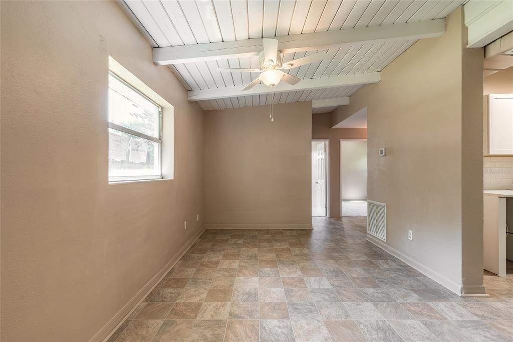 Activo con contrato: $164,900 (2 camas, 1 baños, 1134 Pies cuadrados)