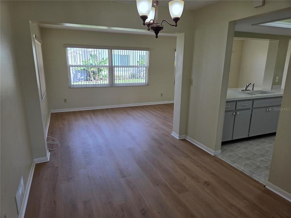 For Sale: $244,900 (2 beds, 2 baths, 1276 Square Feet)