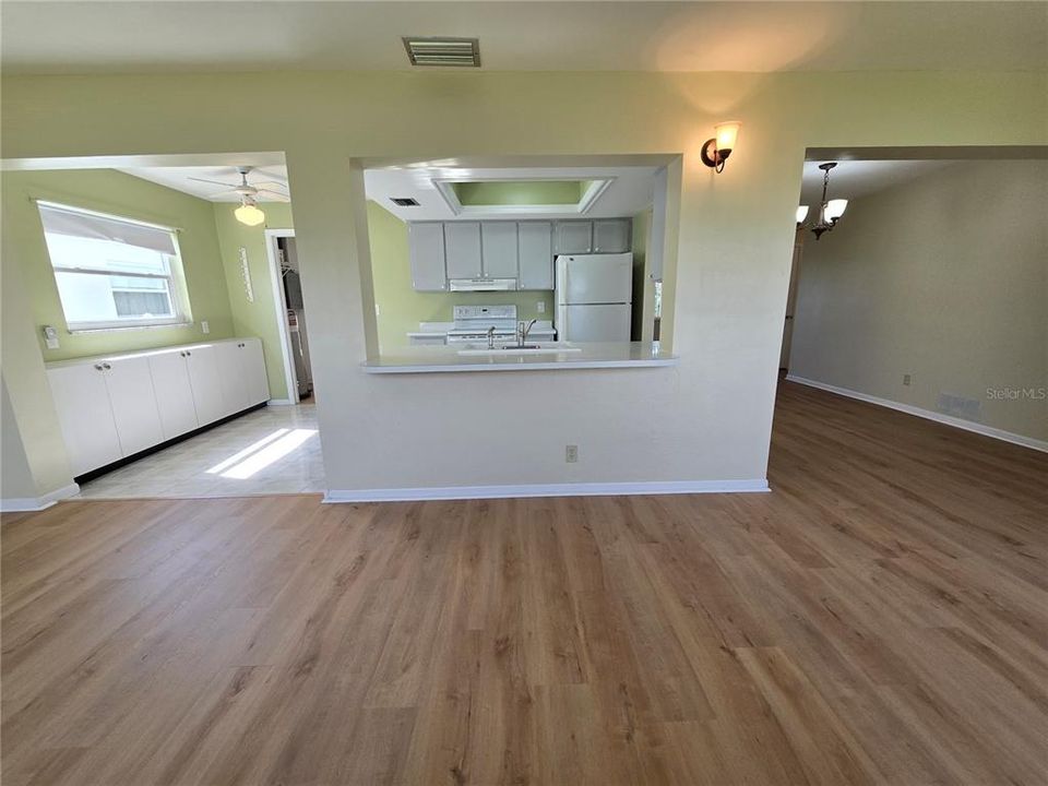 For Sale: $244,900 (2 beds, 2 baths, 1276 Square Feet)