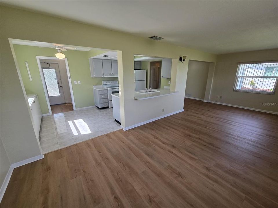 For Sale: $244,900 (2 beds, 2 baths, 1276 Square Feet)