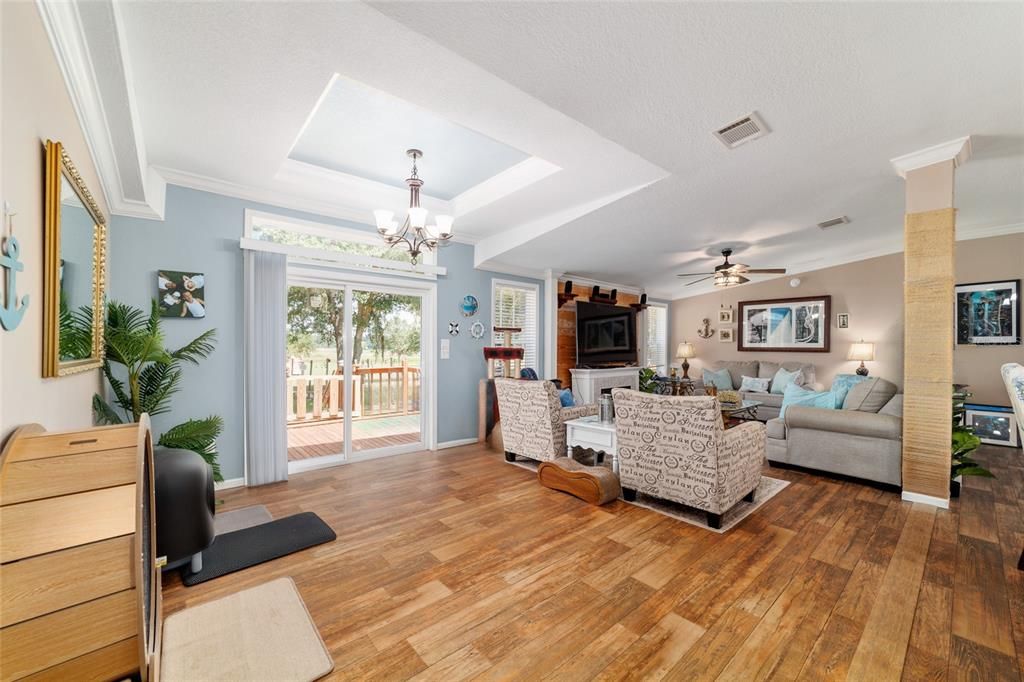 En Venta: $645,000 (4 camas, 3 baños, 2432 Pies cuadrados)