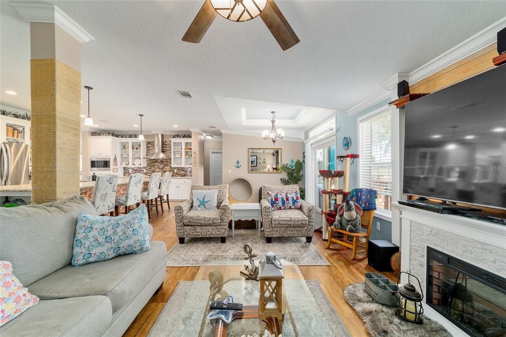 En Venta: $645,000 (4 camas, 3 baños, 2432 Pies cuadrados)