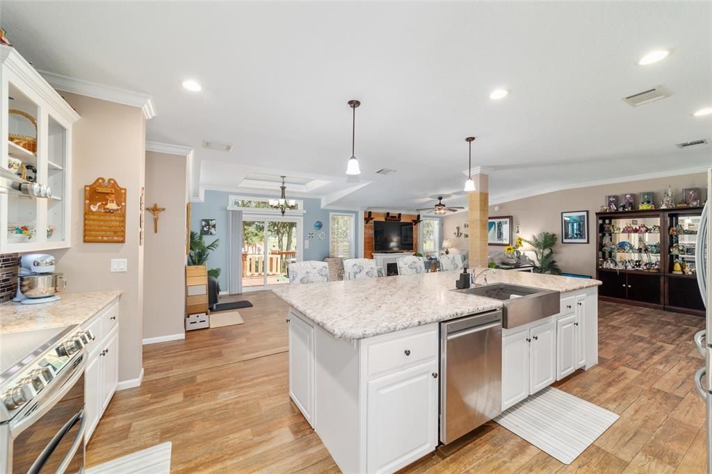 En Venta: $645,000 (4 camas, 3 baños, 2432 Pies cuadrados)