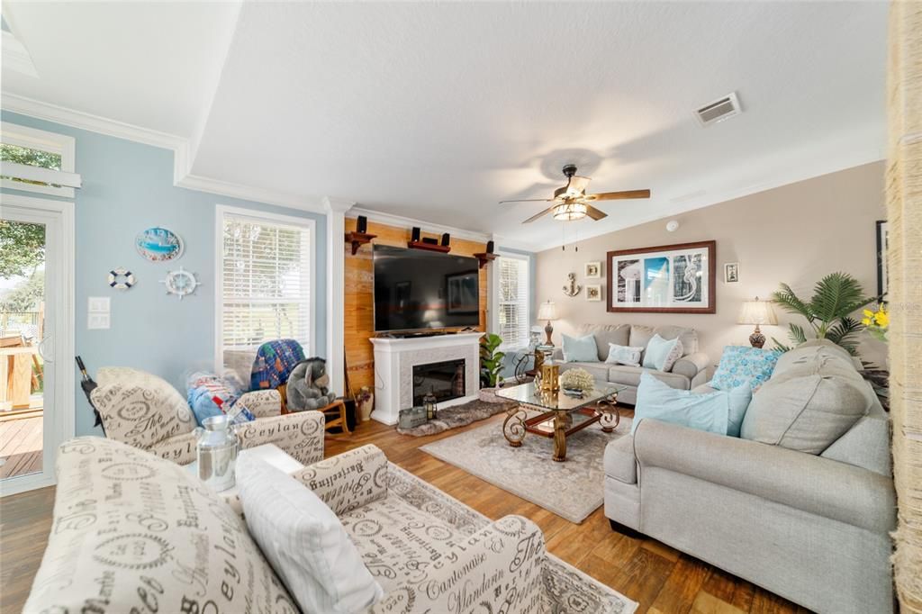 En Venta: $645,000 (4 camas, 3 baños, 2432 Pies cuadrados)