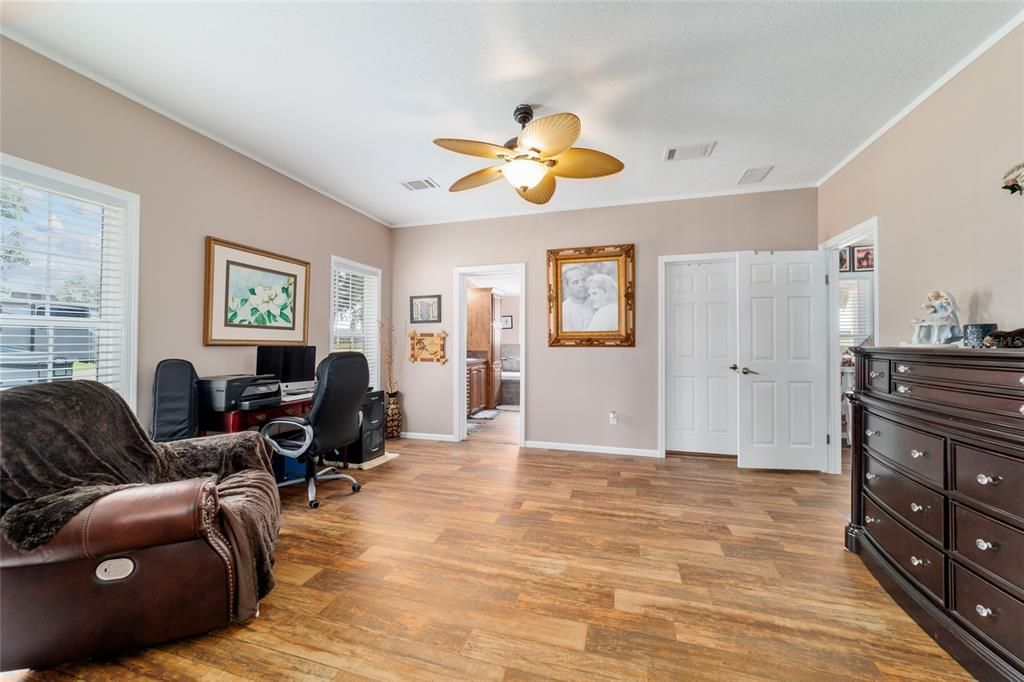 En Venta: $645,000 (4 camas, 3 baños, 2432 Pies cuadrados)