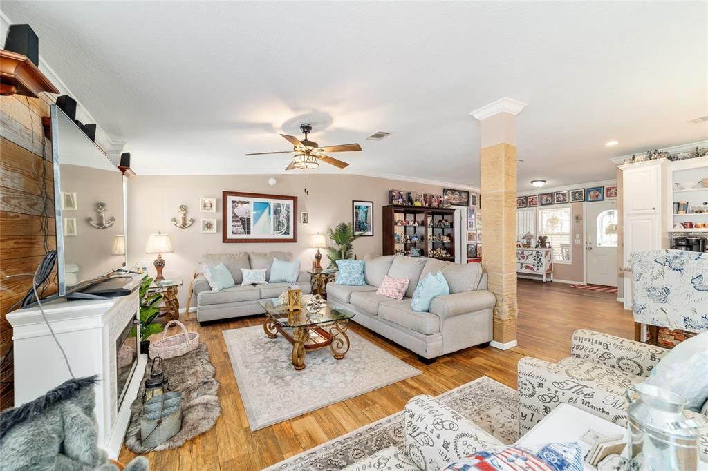 En Venta: $645,000 (4 camas, 3 baños, 2432 Pies cuadrados)