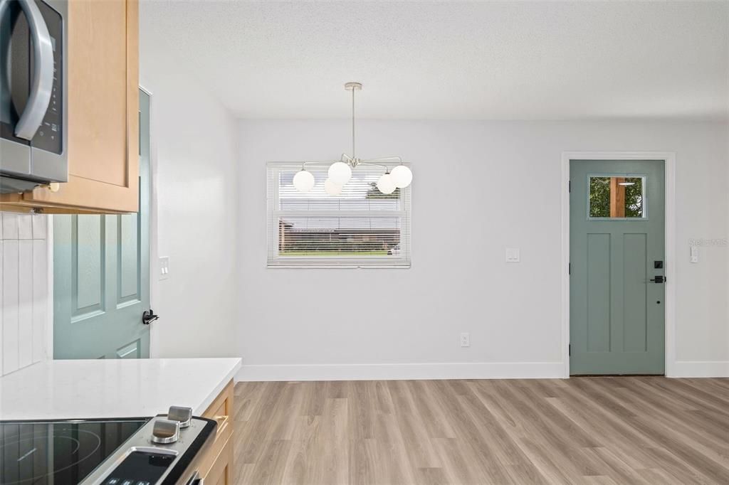 Под контрактом: $289,900 (3 спален, 2 ванн, 1314 Квадратных фут)