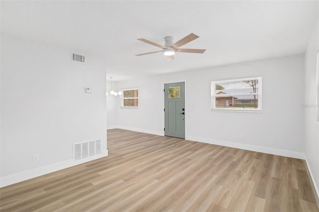 Под контрактом: $289,900 (3 спален, 2 ванн, 1314 Квадратных фут)