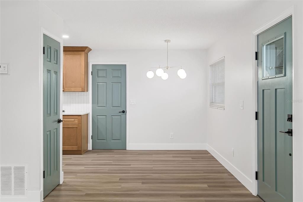 Под контрактом: $289,900 (3 спален, 2 ванн, 1314 Квадратных фут)