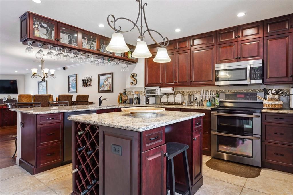 На продажу: $699,900 (2 спален, 2 ванн, 1750 Квадратных фут)