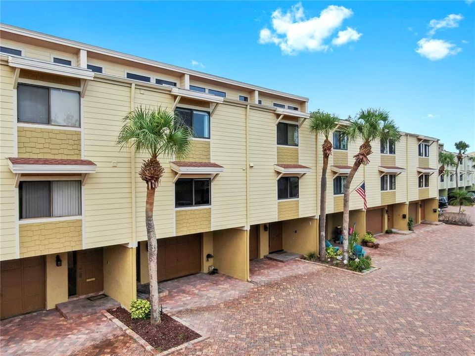 На продажу: $699,900 (2 спален, 2 ванн, 1750 Квадратных фут)