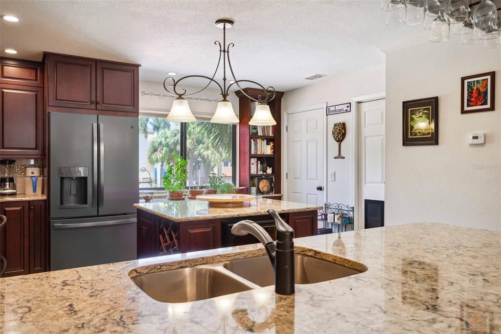 На продажу: $699,900 (2 спален, 2 ванн, 1750 Квадратных фут)