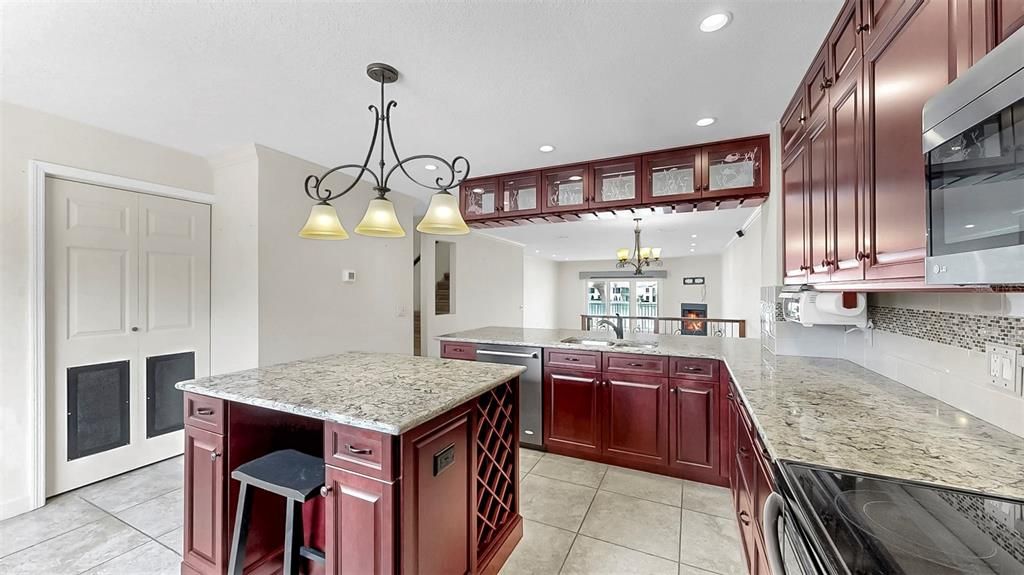 На продажу: $699,900 (2 спален, 2 ванн, 1750 Квадратных фут)