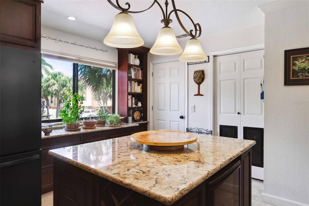 На продажу: $699,900 (2 спален, 2 ванн, 1750 Квадратных фут)