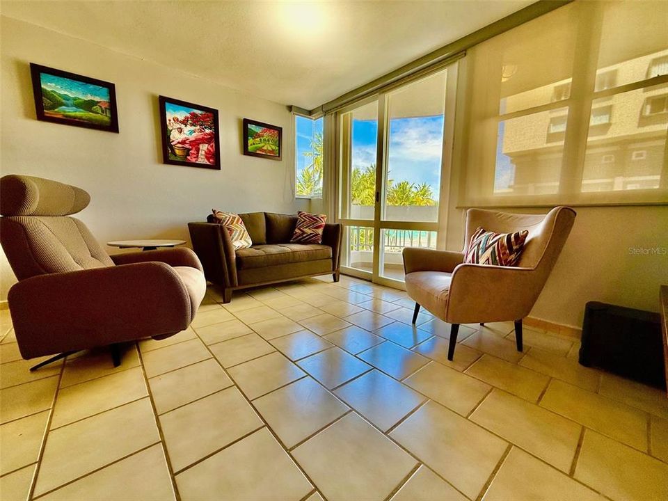 Под контрактом: $470,000 (2 спален, 2 ванн, 965 Квадратных фут)