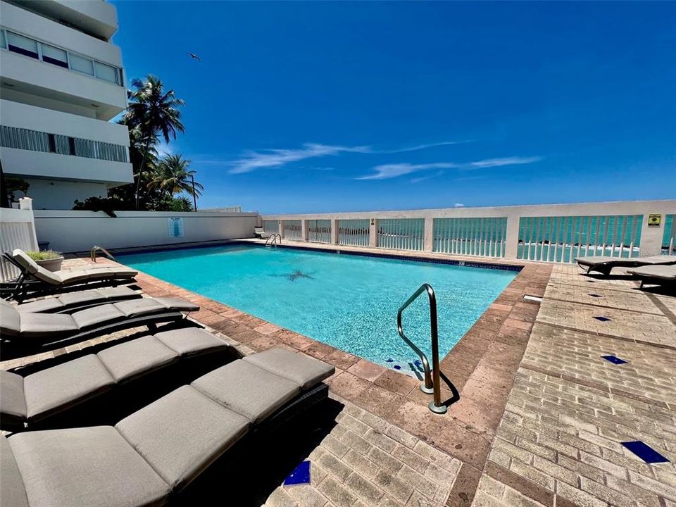 Под контрактом: $470,000 (2 спален, 2 ванн, 965 Квадратных фут)