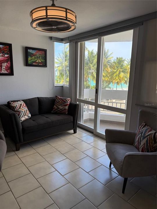 Под контрактом: $470,000 (2 спален, 2 ванн, 965 Квадратных фут)