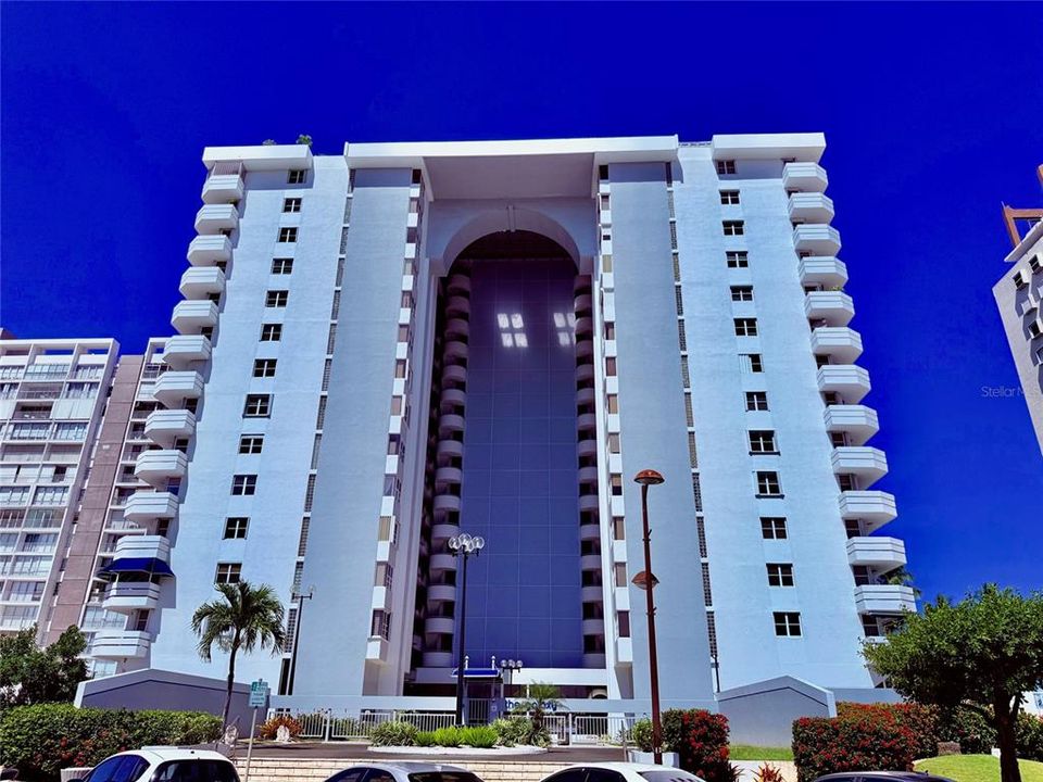 Под контрактом: $470,000 (2 спален, 2 ванн, 965 Квадратных фут)