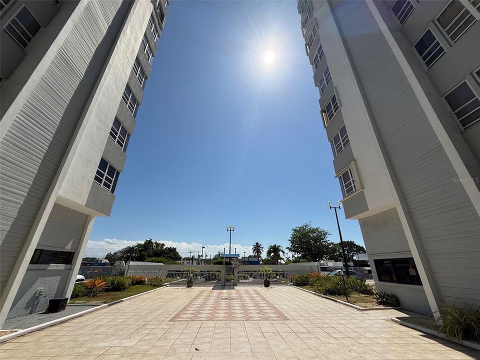 Под контрактом: $470,000 (2 спален, 2 ванн, 965 Квадратных фут)