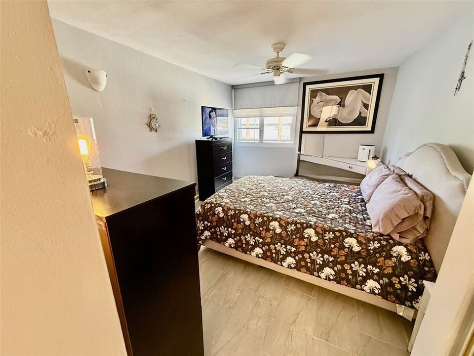 Под контрактом: $470,000 (2 спален, 2 ванн, 965 Квадратных фут)