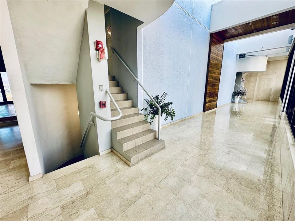 Под контрактом: $470,000 (2 спален, 2 ванн, 965 Квадратных фут)