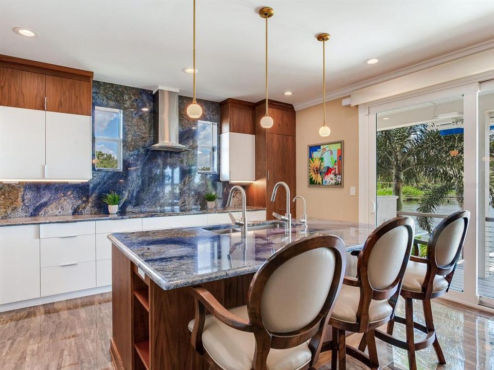 На продажу: $2,174,000 (3 спален, 2 ванн, 2462 Квадратных фут)