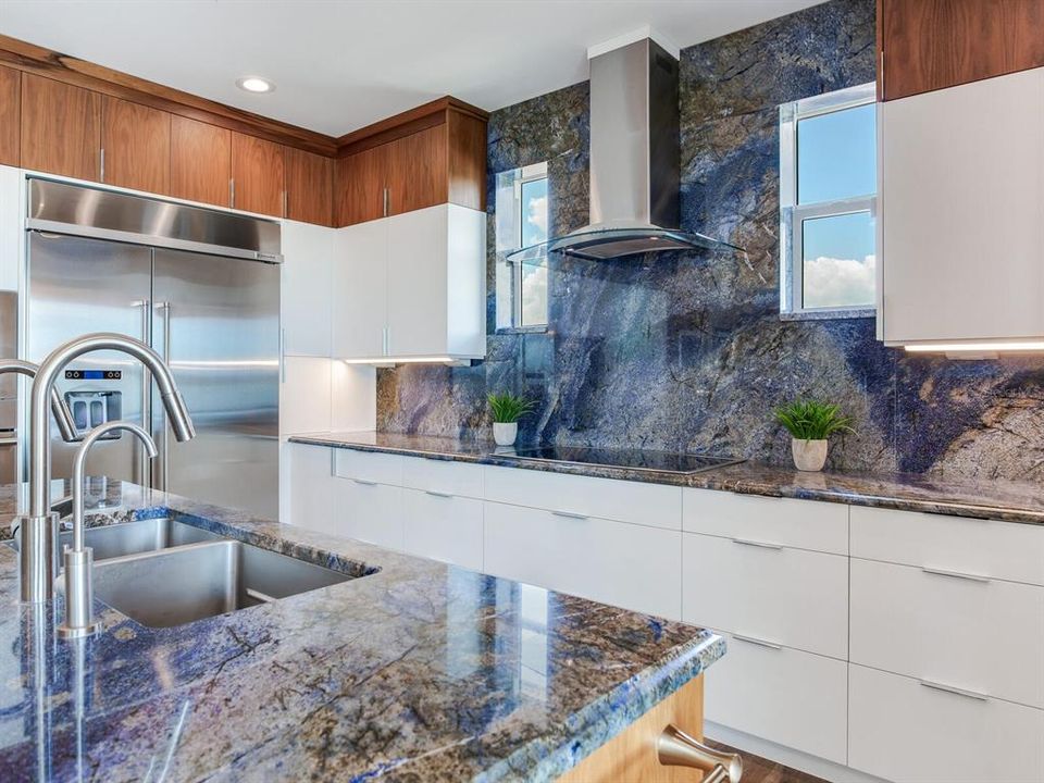 На продажу: $2,174,000 (3 спален, 2 ванн, 2462 Квадратных фут)