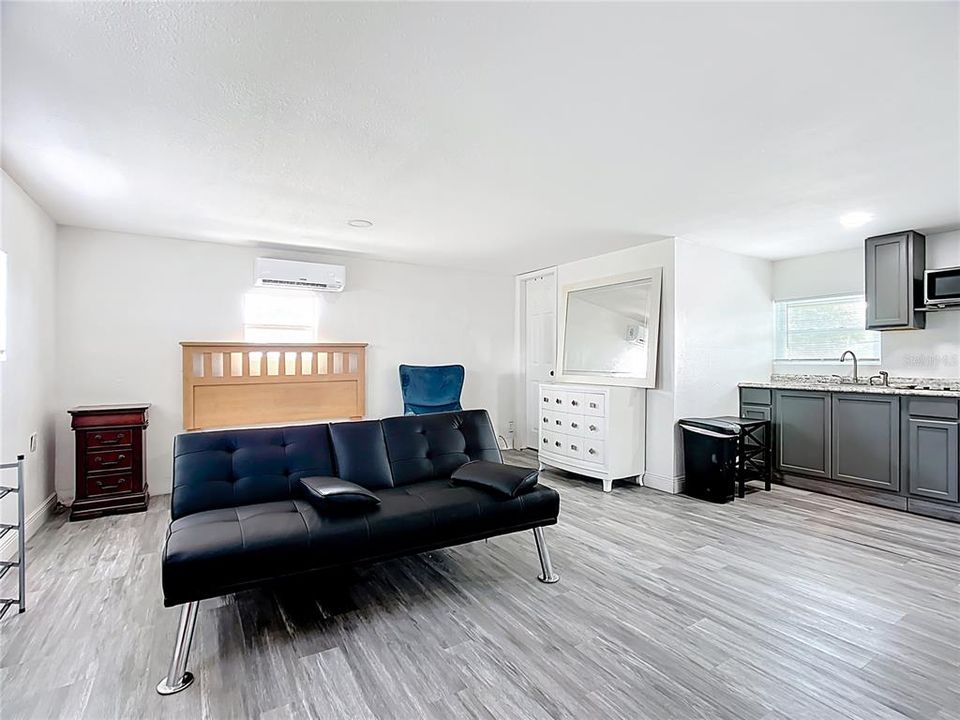 合同活跃: $235,000 (2 贝兹, 1 浴室, 856 平方英尺)