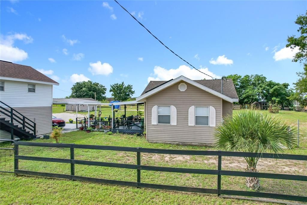 合同活跃: $235,000 (2 贝兹, 1 浴室, 856 平方英尺)