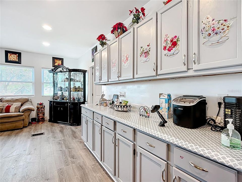 合同活跃: $235,000 (2 贝兹, 1 浴室, 856 平方英尺)