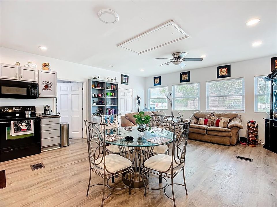 合同活跃: $235,000 (2 贝兹, 1 浴室, 856 平方英尺)