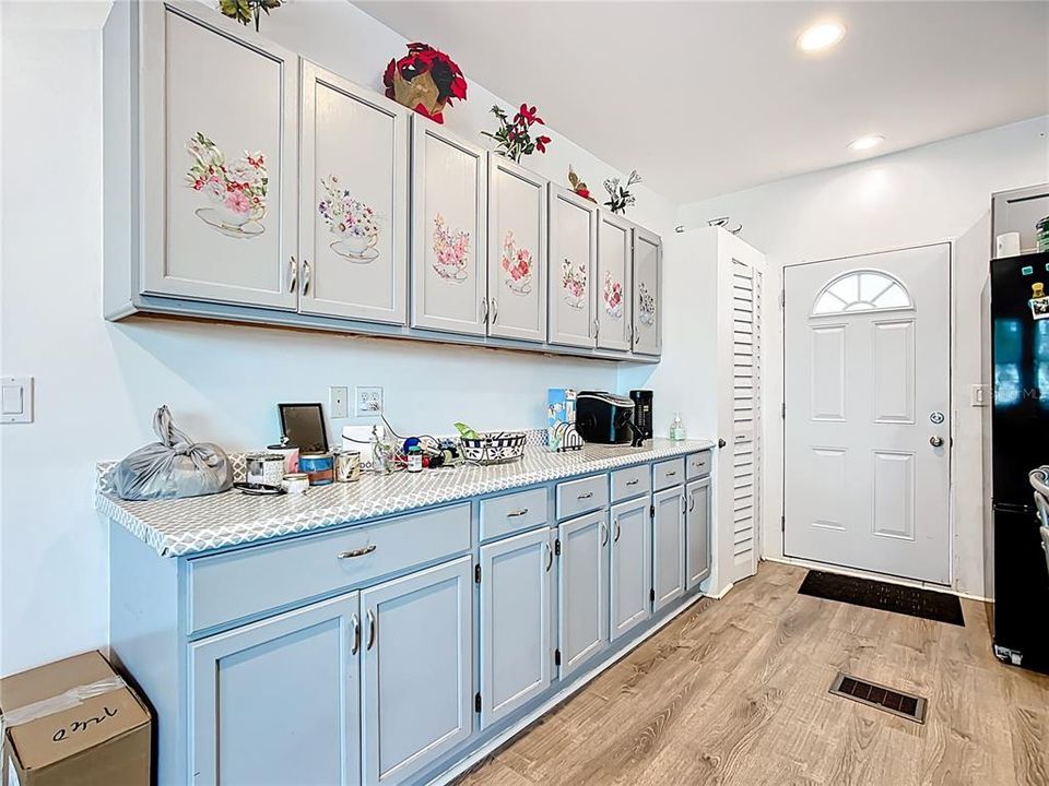 合同活跃: $235,000 (2 贝兹, 1 浴室, 856 平方英尺)