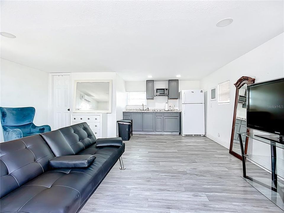 合同活跃: $235,000 (2 贝兹, 1 浴室, 856 平方英尺)