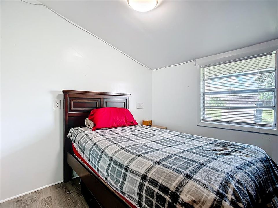 合同活跃: $235,000 (2 贝兹, 1 浴室, 856 平方英尺)