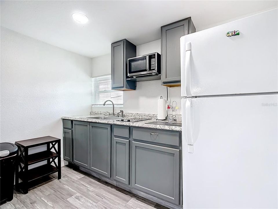 合同活跃: $235,000 (2 贝兹, 1 浴室, 856 平方英尺)