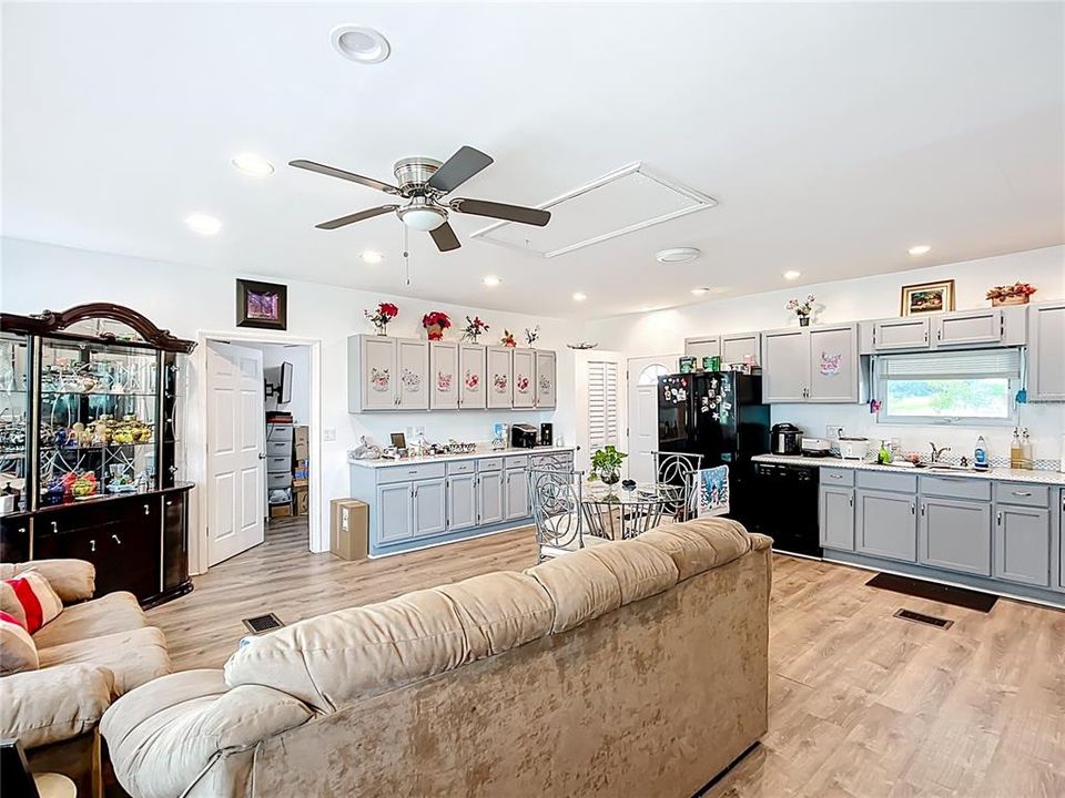 合同活跃: $235,000 (2 贝兹, 1 浴室, 856 平方英尺)