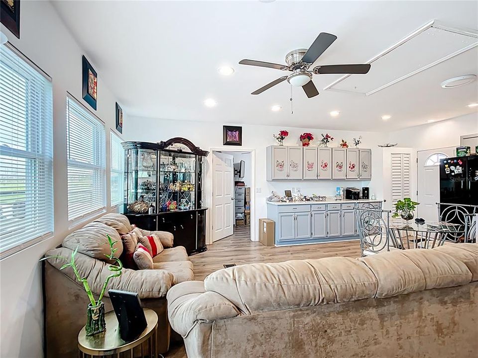 合同活跃: $235,000 (2 贝兹, 1 浴室, 856 平方英尺)