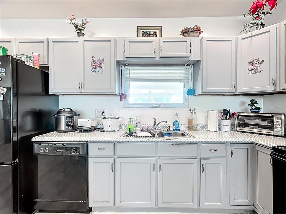 合同活跃: $235,000 (2 贝兹, 1 浴室, 856 平方英尺)