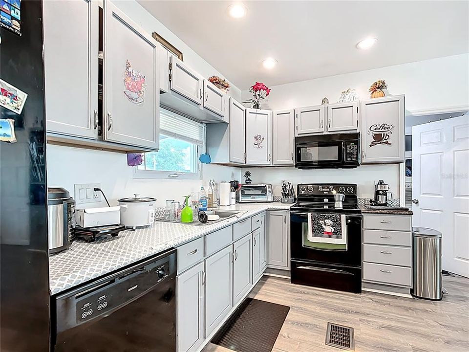 合同活跃: $235,000 (2 贝兹, 1 浴室, 856 平方英尺)