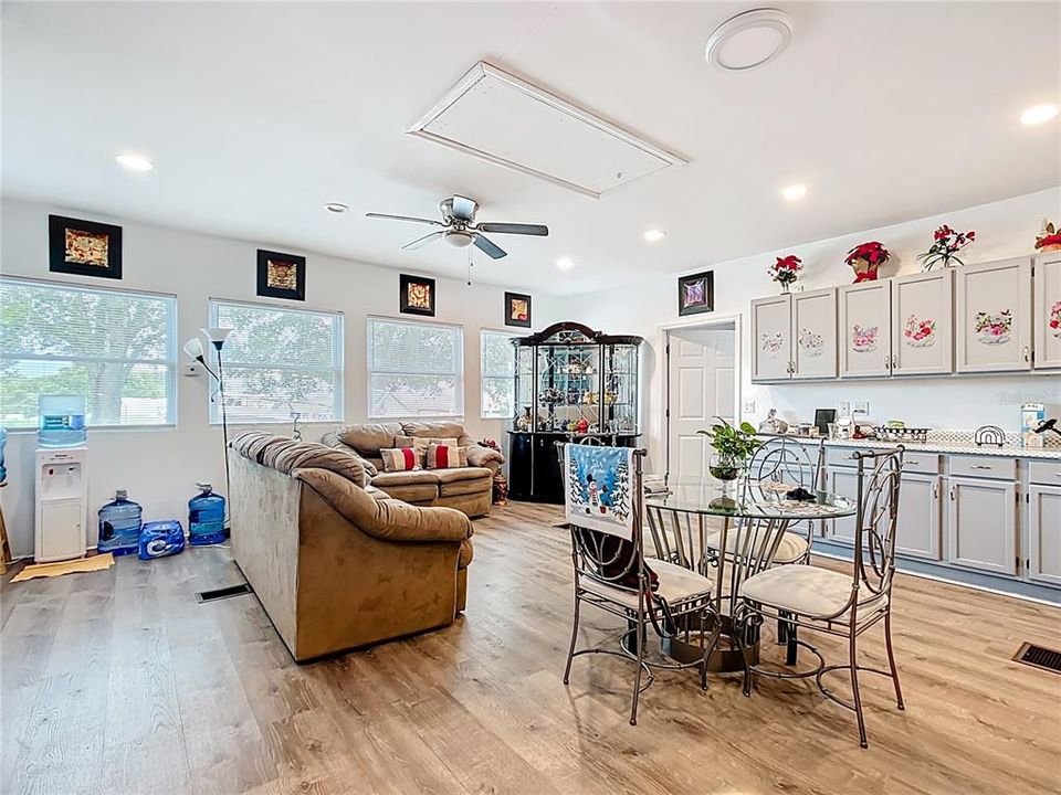 合同活跃: $235,000 (2 贝兹, 1 浴室, 856 平方英尺)