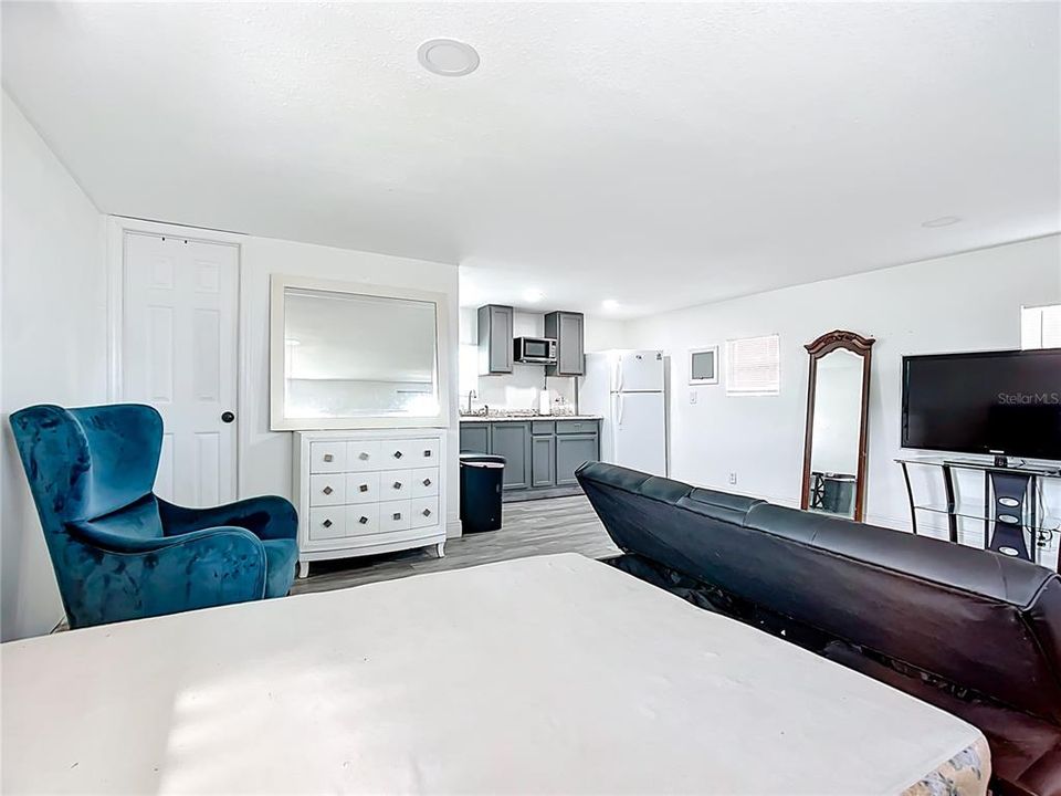 合同活跃: $235,000 (2 贝兹, 1 浴室, 856 平方英尺)