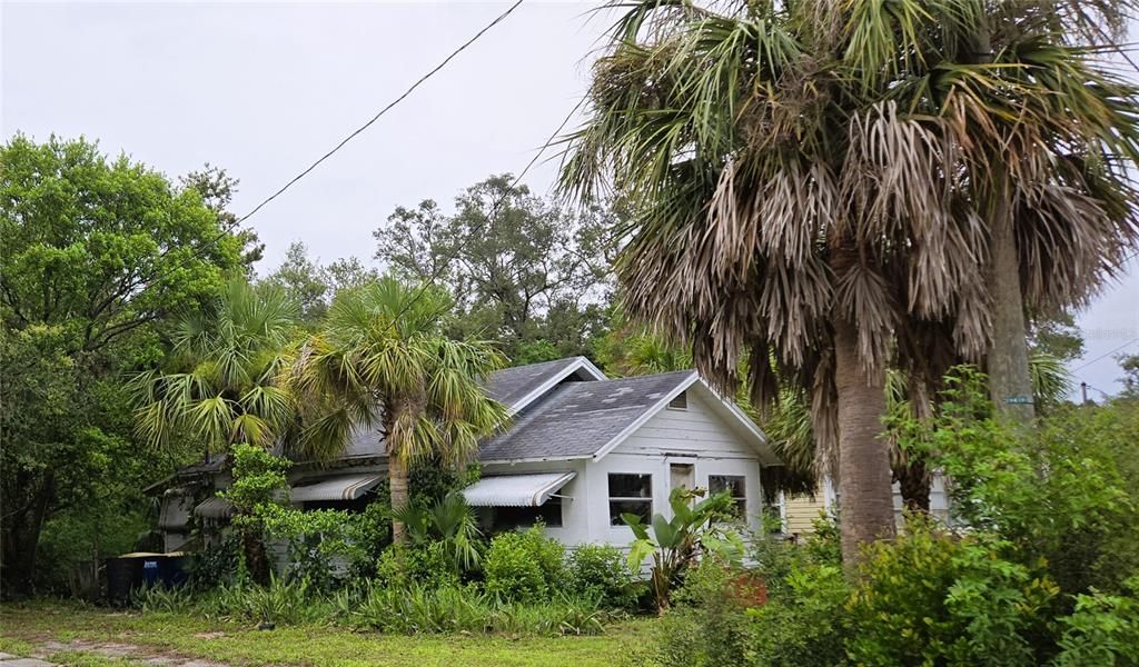 Active With Contract: $180,000 (2 beds, 1 baths, 859 Square Feet)